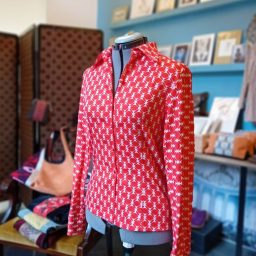 Camicia in cotonedalla fantasia grafica cucita meticolosamente a mano, con un taglio essenziale che valorizza la linea  | 