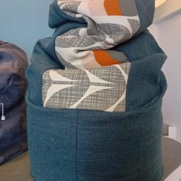 Sacco poltrona sfoderabile, cucito completamente a mano, con inserto centrale in tessuto della stilista irlandese Orla Kiely | 