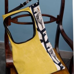 Borsa in renna realizzata interamente a mano, con inserto in cotone firmato dalla stilista finlandese Marimekko | 